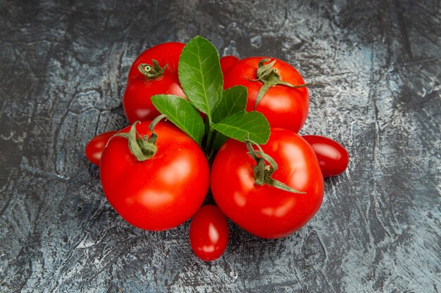 Tomates vermelhos frescos de vista frontal