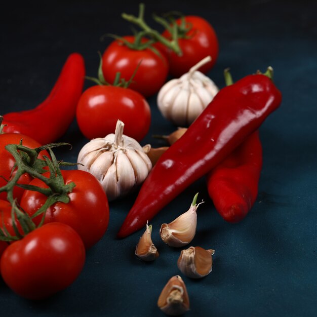 Tomates vermelhos, pimentas e alhos.