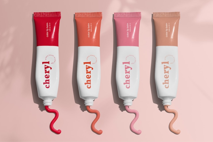 Foto grátis tons de batom coloridos em tubos cosméticos