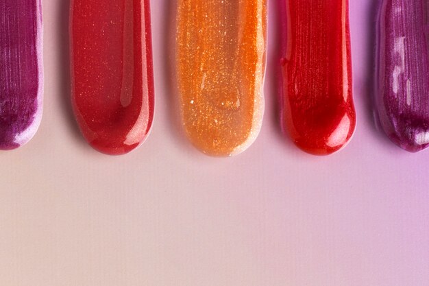 Tons de brilho labial coloridos vista superior