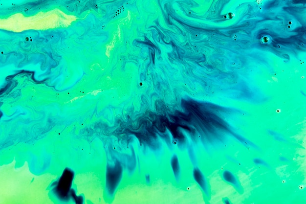 Tons diferentes de tinta verde com grandes borrões