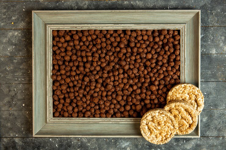 Foto grátis top bolas de cereal de chocolate com pão de milho emoldurado