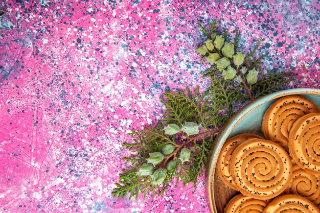 Top close vista doce cookies deliciosos biscoitos na mesa rosa claro.