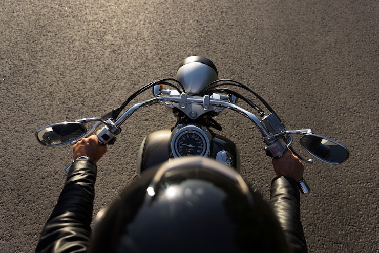 Foto grátis top view homem montando uma motocicleta
