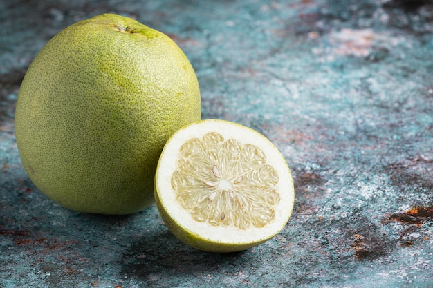 Toranja cortada ao meio e colocada em fundo escuro