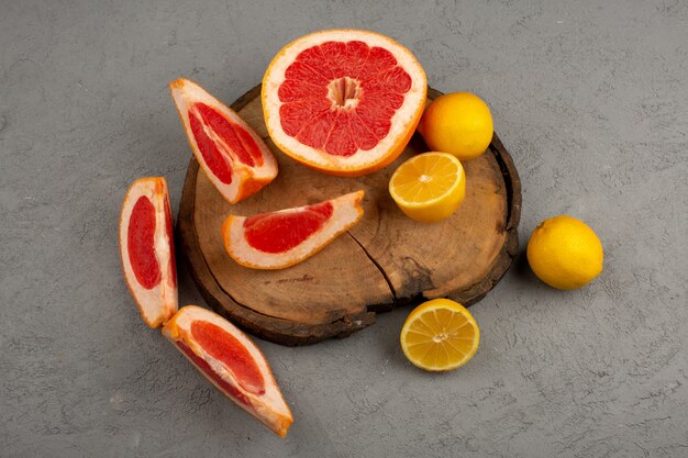 Toranja limão fatiado suculento azedo na mesa de madeira marrom e cinza