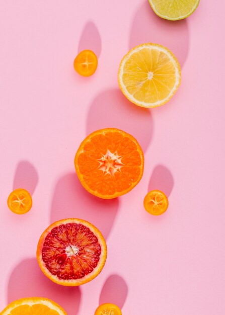 Toranja orgânica de vista superior e laranja em cima da mesa