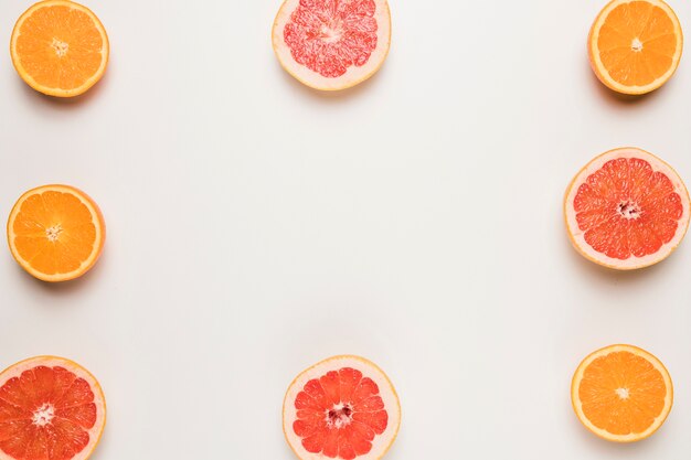 Toranja suculenta fatiada e laranja na superfície branca