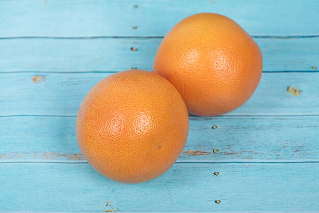 Toranjas em uma mesa de madeira azul rústica