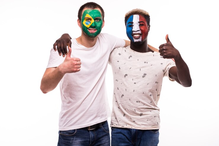 Foto grátis torcedores de futebol com rosto pintado de seleções da frança e do brasil isoladas em fundo branco