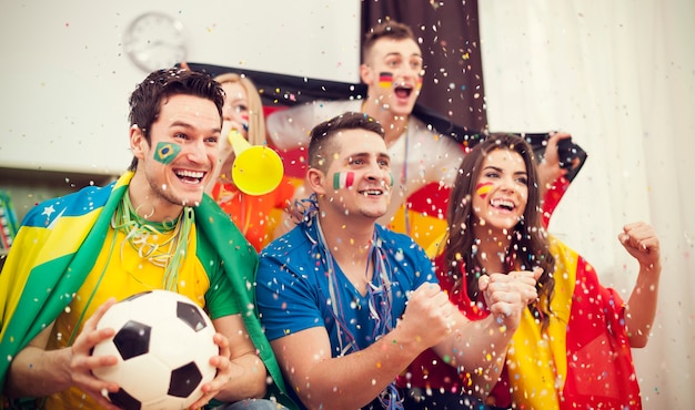 Torcedores multinacionais do futebol comemorando gol
