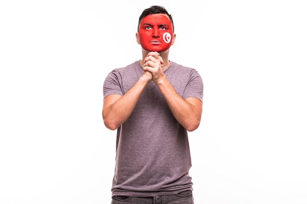 Foto grátis torcida torcida da seleção da tunísia reza com o rosto pintado isolado no fundo branco