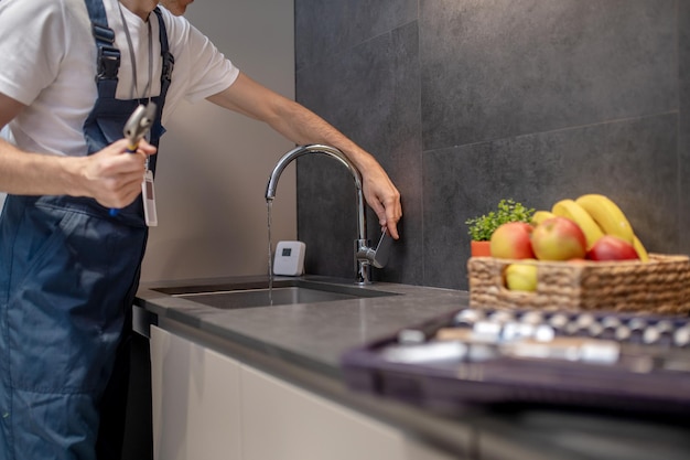 Torneira de água de abertura de mão de encanador na cozinha