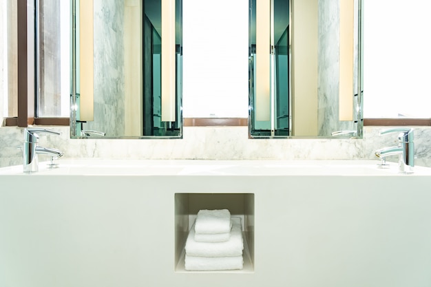 Foto grátis torneira de água e pia decoração interior de casa de banho