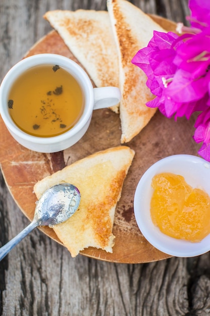 Torrada com geléia de abacaxi e chá café da manhã rústico