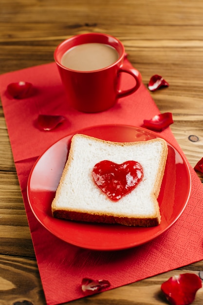 Torrada com geléia em forma de coração na placa