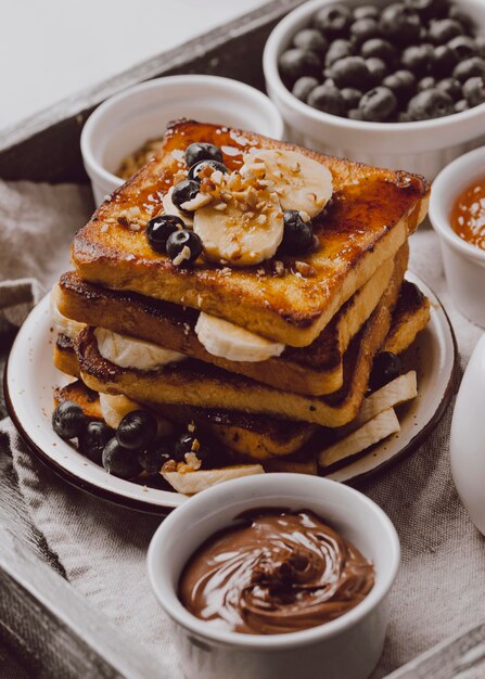 Torrada de café da manhã com banana e mirtilos em ângulo alto