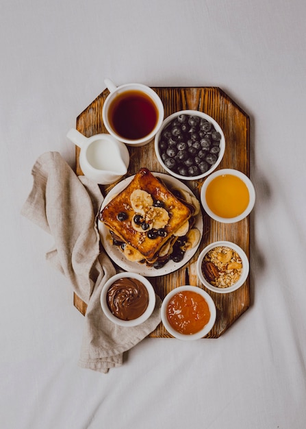 Foto grátis torrada de café da manhã com banana e mirtilos