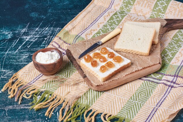 Torrada de pão com cereja e iogurte.