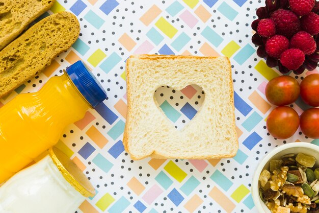 Torradas com coração perto de comida saudável