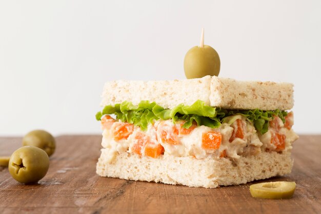 Torradas com salada e creme de queijo e azeitonas