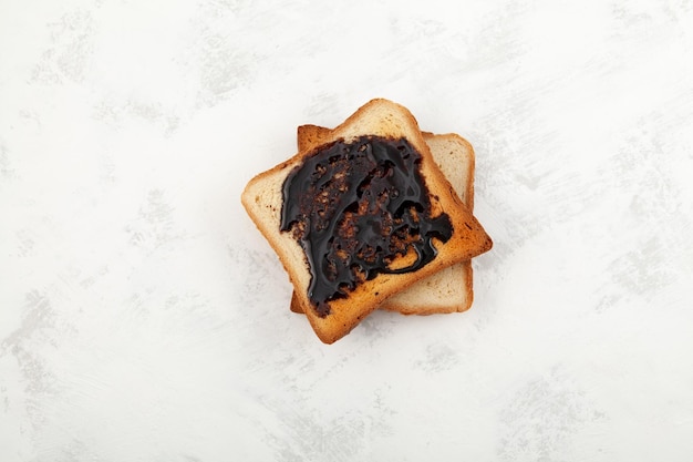 Torradas salgadas australianas para o café da manhã vegemite é uma pasta à base de levedura muito popular na austrália Foto Premium