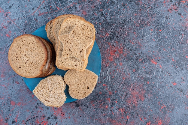 Foto grátis torrar fatias de pão em uma travessa azul.