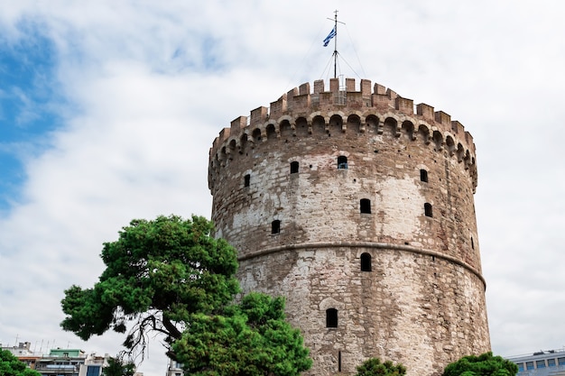 Torre Branca de Thessaloniki com nuvens na Grécia