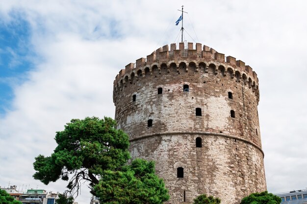 Torre Branca de Thessaloniki com nuvens na Grécia