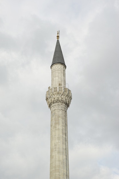 Torre com nuvens