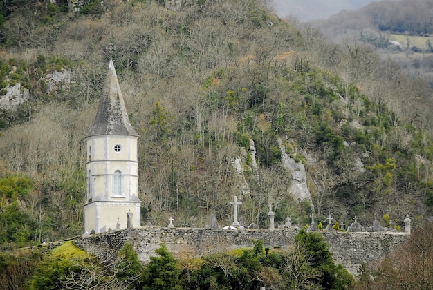 Foto grátis torre da capela localizada em um antigo cemitério no sul da frança