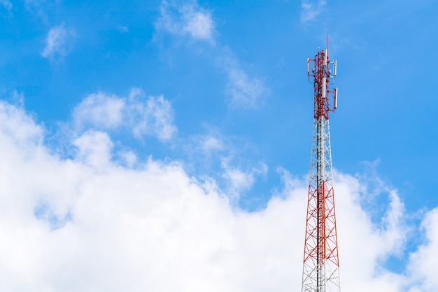 Torre da telecomunicação com céu bonito.
