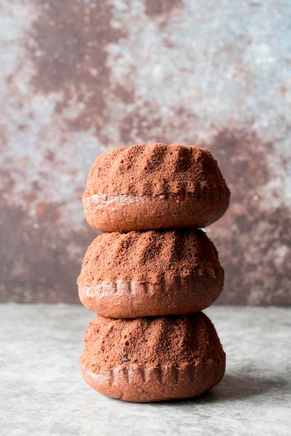 Foto grátis torre de bolos de chocolate com vista frontal