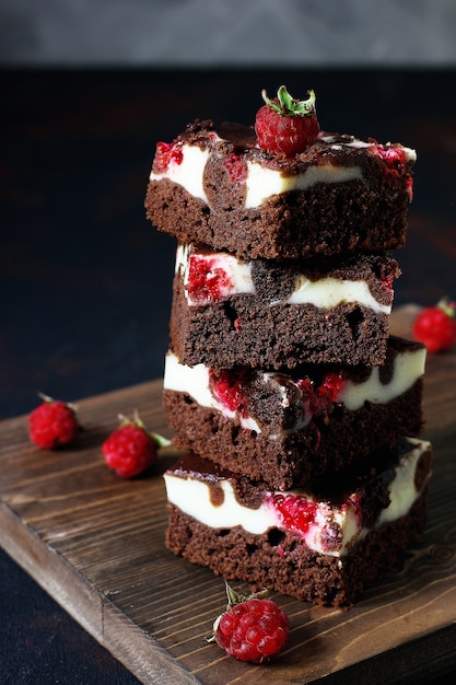 Foto grátis torre de brownies com cheesecake de casa de campo e framboesas