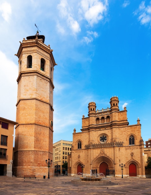 Torre de Fadri e Catedral gótica em Castellon de la Plana