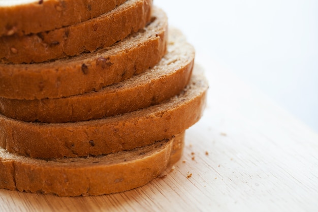 Torre de pedaços de pão em uma mesa