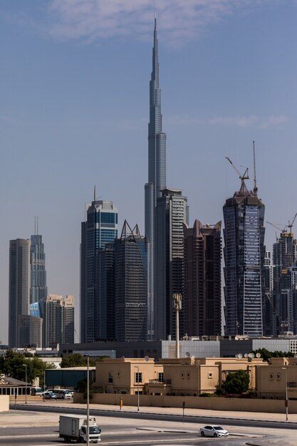 Torre do burj khalifa. este arranha-céu é a estrutura artificial mais alta do mundo, medindo 828 m. concluído em 2009.