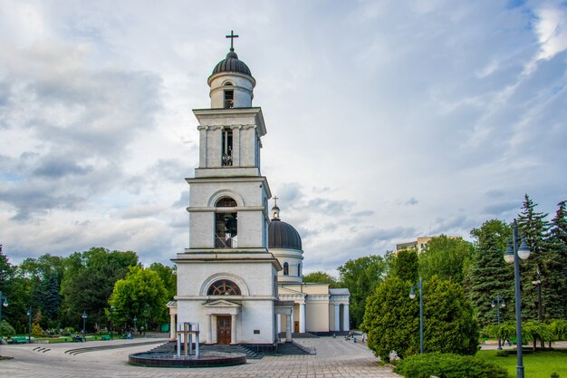 Torre do sino da Catedral da Natividade de Cristo cercada por árvores em Chisinau, Moldávia