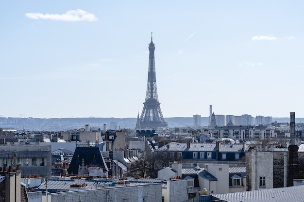 Torre eiffel cercada por edifícios sob o sol em paris, na frança