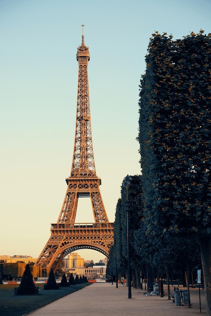 Torre Eiffel como o famoso marco da cidade em Paris