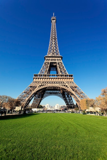 Torre eiffel em paris com cores lindas no outono