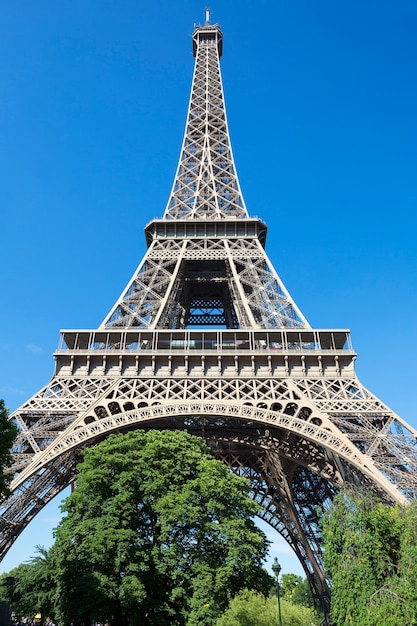 Torre Eiffel no céu azul, Paris, França.