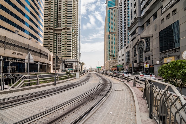 Foto grátis torres, arranha-céus, hotéis, arquitetura moderna, sheikh zayed road, distrito financeiro plano de fundo perfeito para um texto