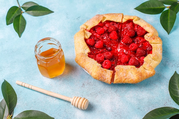 Foto grátis torta aberta, galette de framboesa. sobremesa de verão berry.