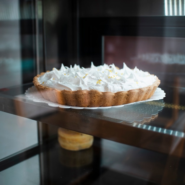 Foto grátis torta assada saborosa com chantilly