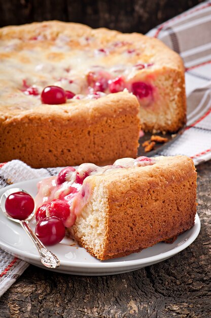 Torta caseira com cerejas e creme