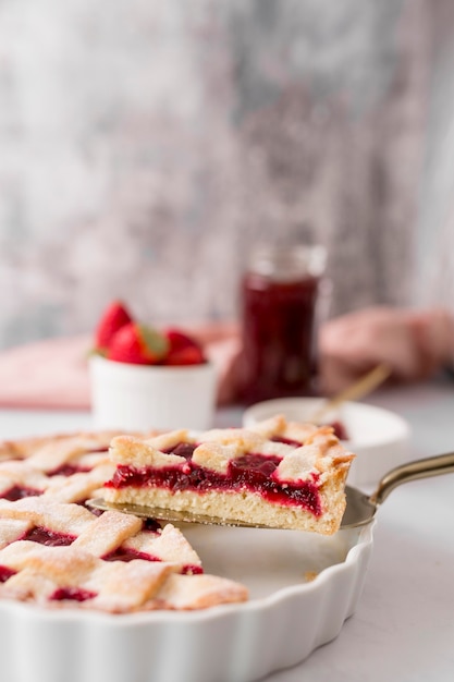 Torta caseira com geléia de morango