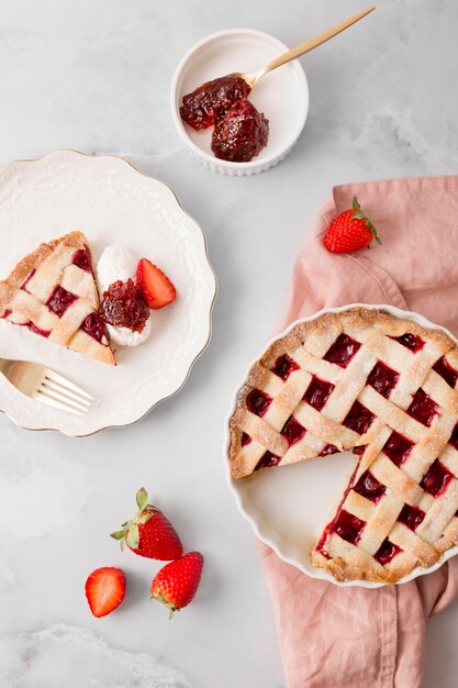 Torta caseira com vista superior de geléia de morango