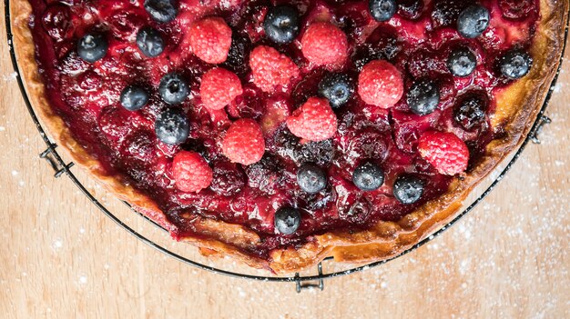 Torta caseira de frutas vermelhas em uma mesa de madeira