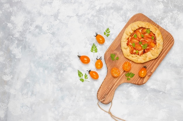 Foto grátis torta caseira de galette de cereja amarela na luz cinza, vista superior, para cópia ou texto